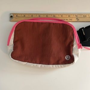 Lululemon Everywhere belt bag dark Terra-cotta white opal hot pink